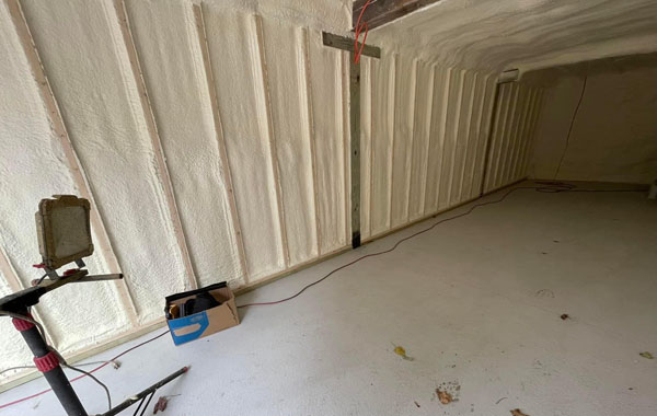 R20 2lb closed cell foam application in a garage in Auburn